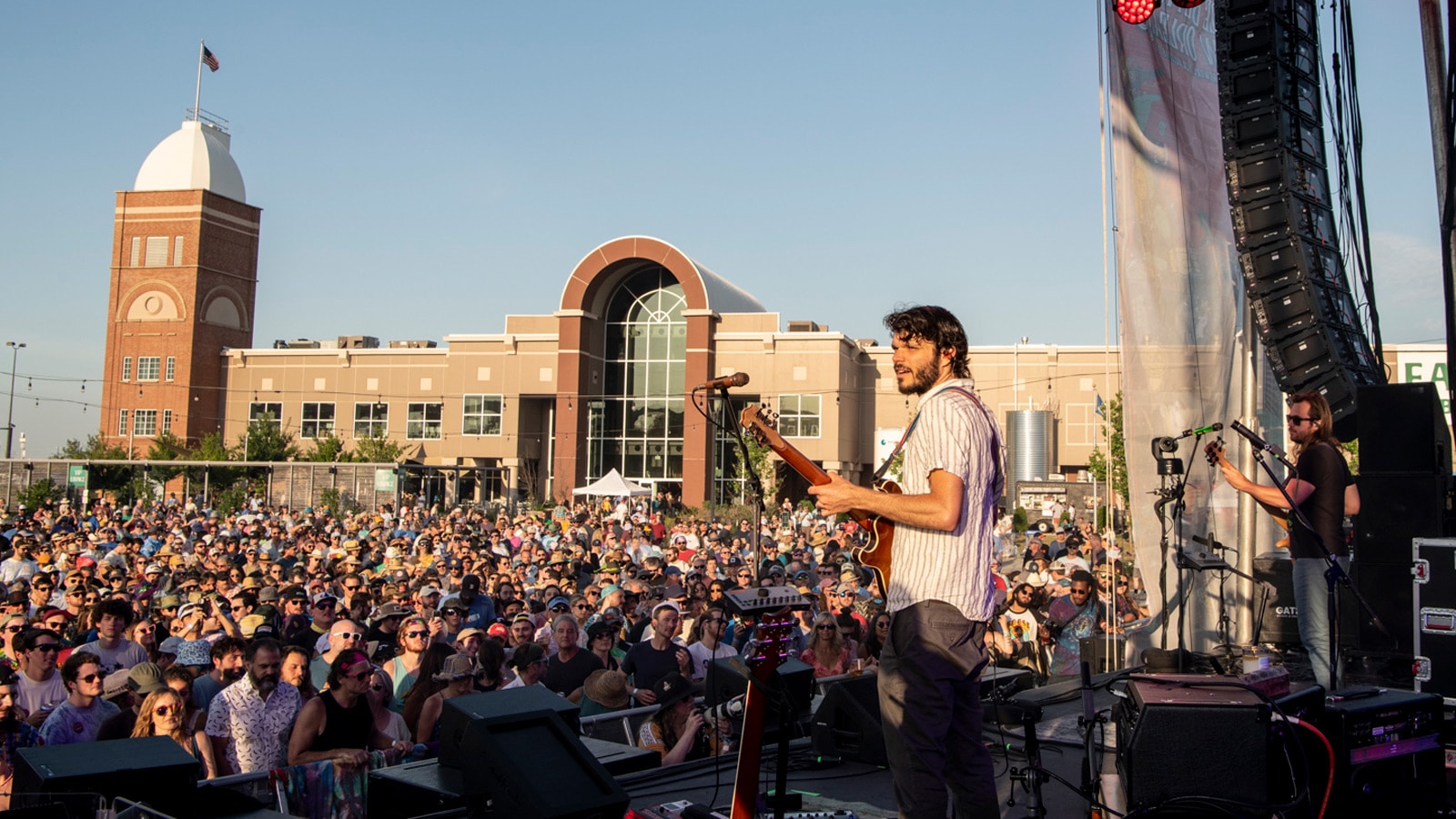 Goose performing on the Daze Between Stage