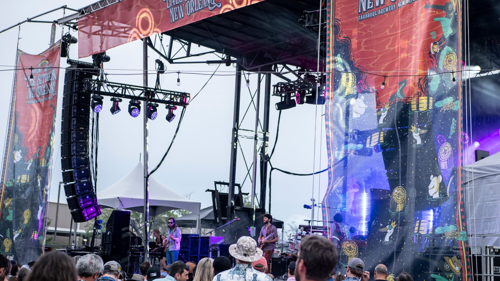 Goose performing on the Daze Between Stage