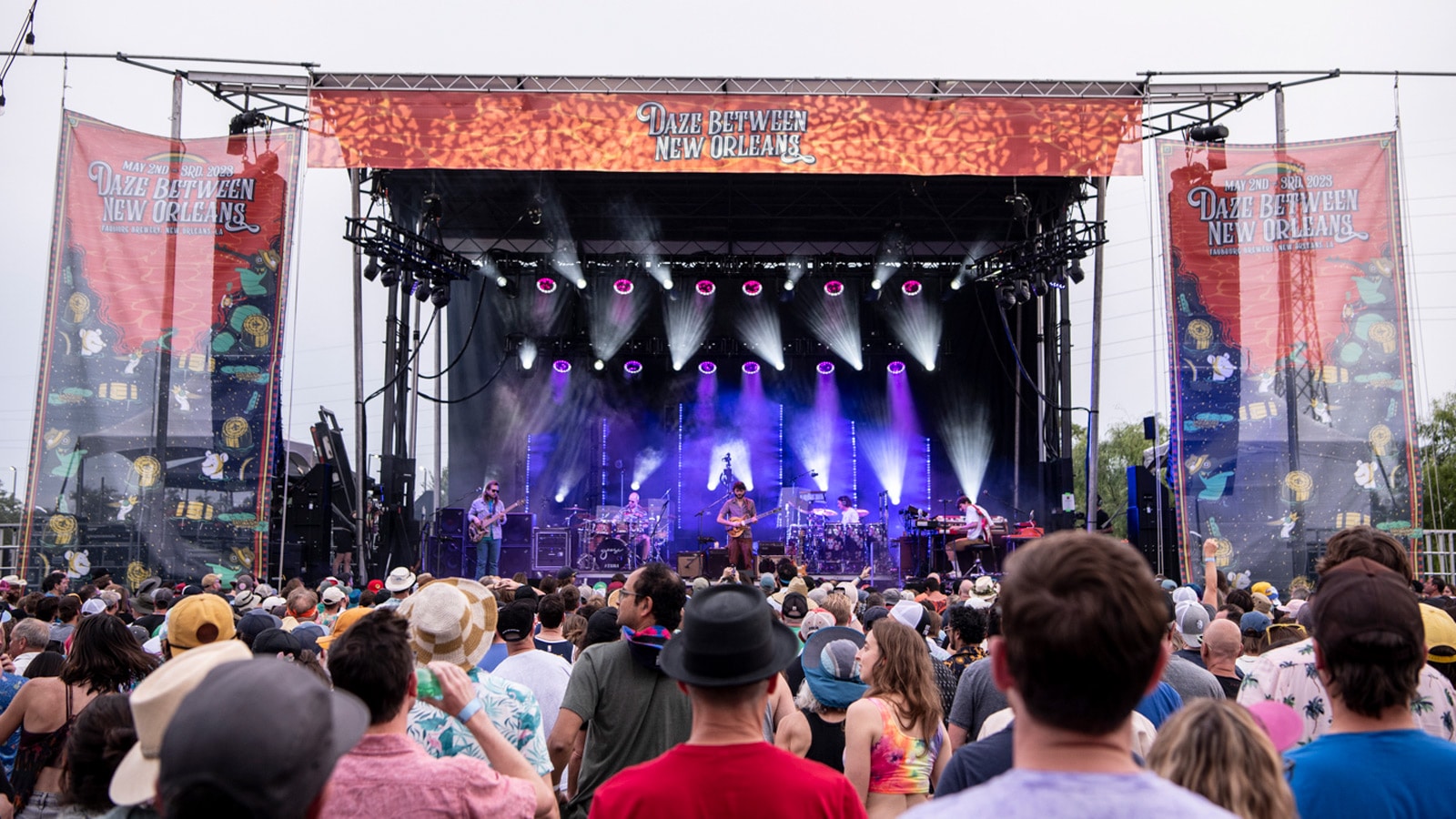 Goose performing on the Daze Between Stage