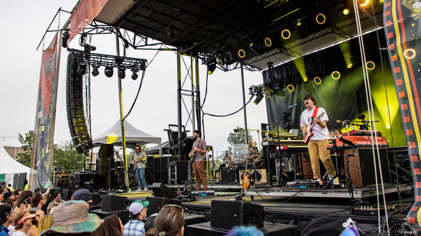 Goose performing on the Daze Between Stage